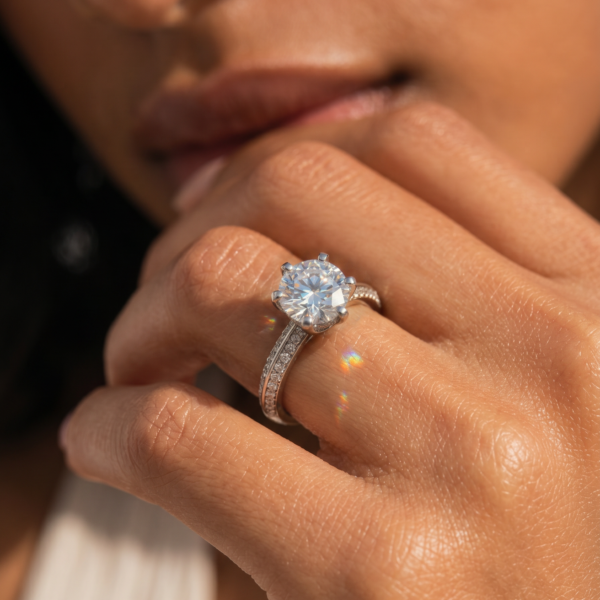 R124069 模特图 1 Round Diamond Scalloped Pavé Diamond Ring in 14k White Gold