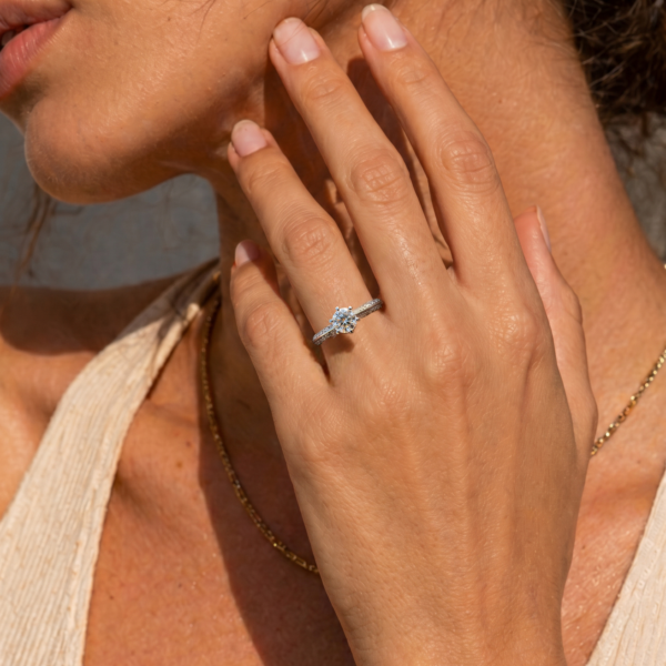 R124069 模特图 2 Round Diamond Scalloped Pavé Diamond Ring in 14k White Gold