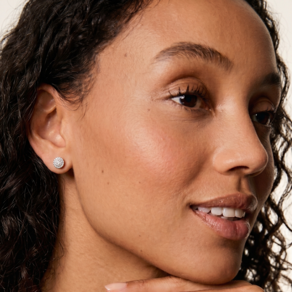 四爪圆围模特2 Halo Earring Studs In 14K White Gold